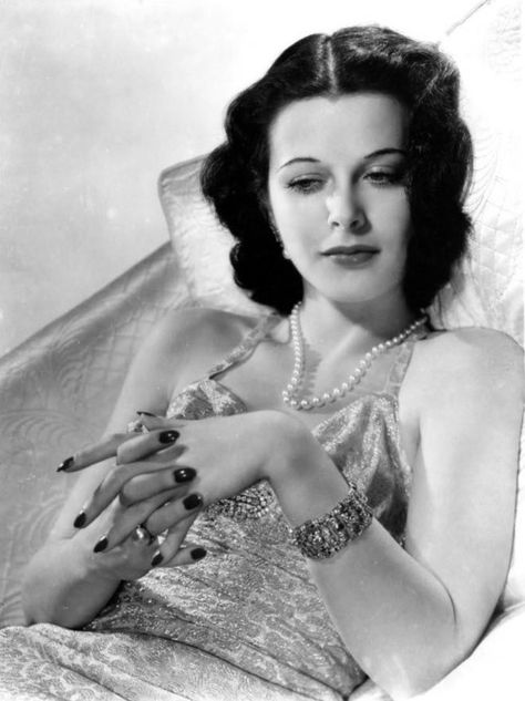 Hedy Lamarr (1914-2000) | Actress, freedom fighter, inventor, communications technology pioneer. Hedi Lamarr, Klasik Hollywood, Hedy Lamarr, Jean Harlow, Bonnie Clyde, Ingrid Bergman, Hollywood Icons, Rita Hayworth, Actrices Hollywood