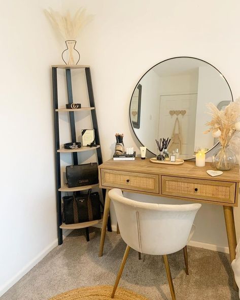 Dressing Table New Design, Dressing Table Ideas, Modern Dressing Table Designs, Small Dressing Rooms, Dressing Table Organisation, Small Dressing Table, Dressing Table Decor, Dressing Room Decor, Dressing Table Design