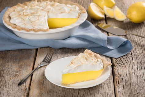 Lemon Meringue Pie Recipe: Lemon Meringue Pie has never looked so good… or been so easy to prepare. Our best-selling Shirriff Lemon Pie Filling is the easiest way to this delicious dessert. - One of Dr. Oetker's deletable and delicious recipes Lemon Meringue Pie Easy, Best Lemon Meringue Pie, Lemon Meringue Pie Recipe, Meringue Tart, Lemon Meringue Cheesecake, Lemon Meringue Tart, Lemon Shortbread Cookies, Lemon Pie Filling, Meringue Pie Recipes