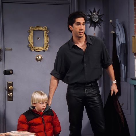 Chill Dude, 1990s Aesthetic, Ross Friends, Monica Friends, Friends Outfits, Friends Scenes, Friends (tv Series), David Schwimmer, Ross Geller