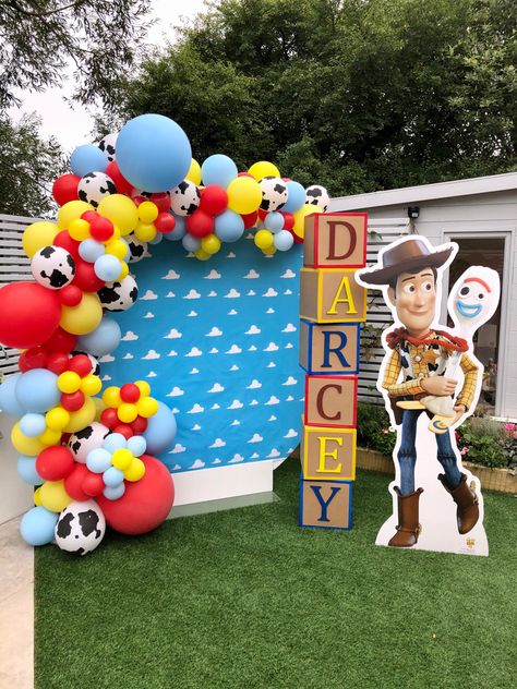 Toy Story Background Party Ideas, Toy Story Balloon Arch, Toy Story 2nd Birthday Boys, Woody Party, Woody Birthday, Cake Balloons, Toy Story Party Decorations, 2nd Birthday Party For Boys, Toy Story Baby