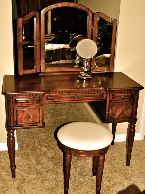 Room Inspo Dark Wood, Vintage Makeup Desk, Wooden Vanity Aesthetic, Vanity Antique, Dark Vanity, Wood Vanity Desk, Dark Wood Room Aesthetic, Dark Wood Vanity, Brown Vanity