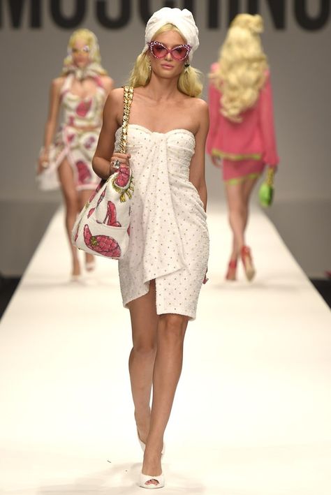 Moschino RTW Spring 2015 - Slideshow Barbie Runway, Moschino 2015, Moschino Barbie, Moschino Fashion Show, Fashion Show Themes, Moschino Dress, Living Paycheck To Paycheck, Elegant Cocktail Dress, Paycheck To Paycheck