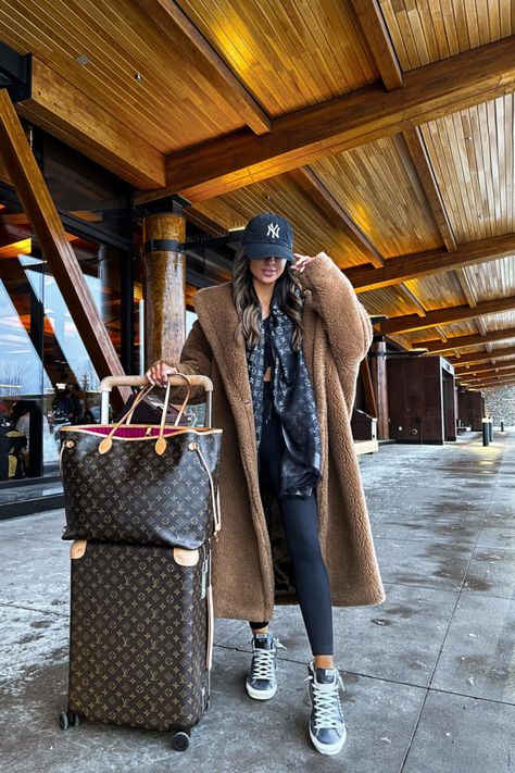 Jackson Hole Wyoming Fall Outfits, Louis Vuitton Cite Bag Outfit, Trendy Leopard Print Travel Bag, Winter Airport Outfit, Celebrities With Louis Vuitton Bags, Jackson Hole Airport, Winter Airport, Chanel Combat Boots, Airport Outfit Winter