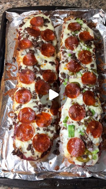 Carman Wilken on Instagram: "This is THE BEST Garlic Bread Pizza! Perfect for lunch or dinner any day of the week! And 2 fingers were almost lost in the making of this video so don’t let it flop! 👉😅 #pizza #garlicbread #familymeals #budgetmeals #dinnerideas #easyrecipe #summer #partyfood" Pull Apart Pepperoni Pizza Bread, Pizza Recipes Homemade Toppings, Pizza Garlic Bread, French Bread Pizza Oven, Pizza With Bread, Vegan Flatbread Pizza, Homemade Pizza Ideas, Garlic Pizza Bread, Pizza Party Ideas