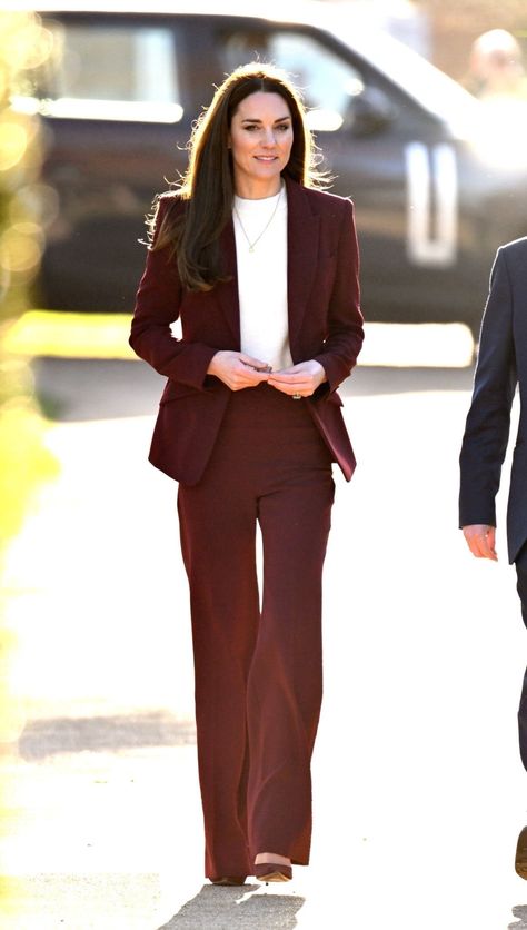 The Princess of Wales Red Top Outfit, Court Attire, Kate Middleton Style Outfits, Catherine Princess Of Wales, Buisness Casual, Princess Katherine, Kate Middleton Outfits, Celebrity Style Icons, Classic Style Outfits