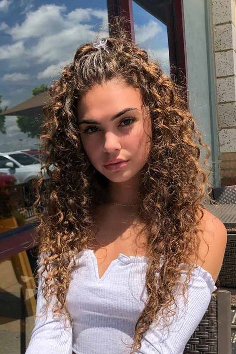 Half Up Long Hairstyles With Hair Barrette #longcurlyhair #curlyhairstyles #hairtype #hairstyles #longhair ❤ We’ve collected the most inspiring and flattering hairstyles that every curly woman should try in her life. Go on reading this post to see how you can freshen up your look! #lovehairstyles #hair #hairstyles #haircuts Curly Afro Wig, Blond Ombre, Cute Curly Hairstyles, Makijaż Smokey Eye, Black Curly Hair, Haircuts For Long Hair, Long Curly Hair, Stylish Hair, Long Curly