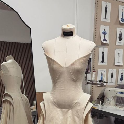 Creative Draping Fashion, Diy Draping, Dress Construction, Uni Fashion, Pattern Draping, Abstract Embroidery, Draping Fashion, Showroom Interior Design, Designer Drapes