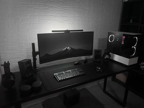 All Black Pc Setup, Pc Setup Aesthetic Black, All Black Setup, Black Desk Setup Aesthetic, Black And White Setup, Bookshelf Setup, Administrator Office, Benq Screenbar, Tech Room