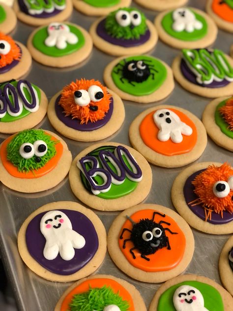 Halloween Frosted Cookies, Halloween Cookies Decorated Buttercream, Cookie Decorating Aesthetic, Buttercream Halloween Cookies, Halloween Buttercream Cookies, Queen Cupcakes, Halloween Cookie Designs, Cookie Squares, Galletas Halloween