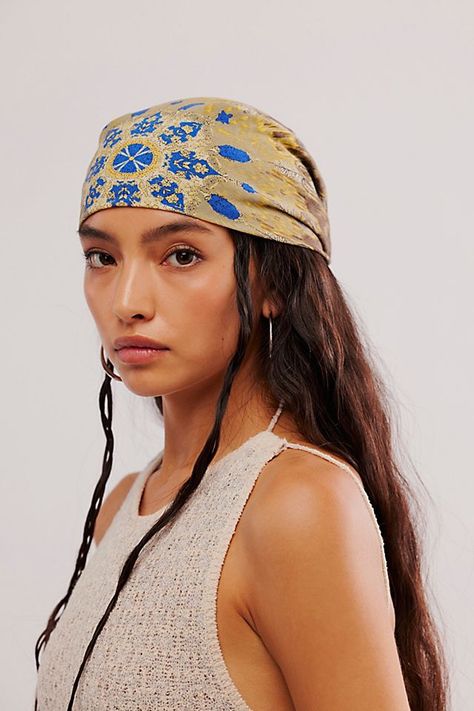 Boho Bandana Outfit, Camp Counselor Hair, Fall Bandana Outfits, Bandana On Hair, Rave Head Scarf, Bandana Braid Hairstyles, Head Bandana Outfit, Crochet Bandana Outfit, How To Style A Bandana