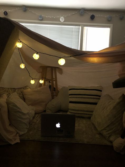 Pillow Fort Aesthetic, Fort Layout, Fort Movie Night, Movie Night Fort, Tents Aesthetic, Indoor Movie Night Party, Sleepover Board, Cozy Fort, Backyard Movie Screen