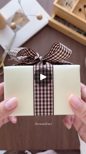 Ribbon Box Packaging, Gift Wrapping Ideas With Ribbon, How To Wrap A Gift With Ribbon, Ribbon Bows For Gifts, Present Bow, Gift Hacks, Diy Lace Ribbon Flowers, Wrapping Ribbon, Ribbon Box