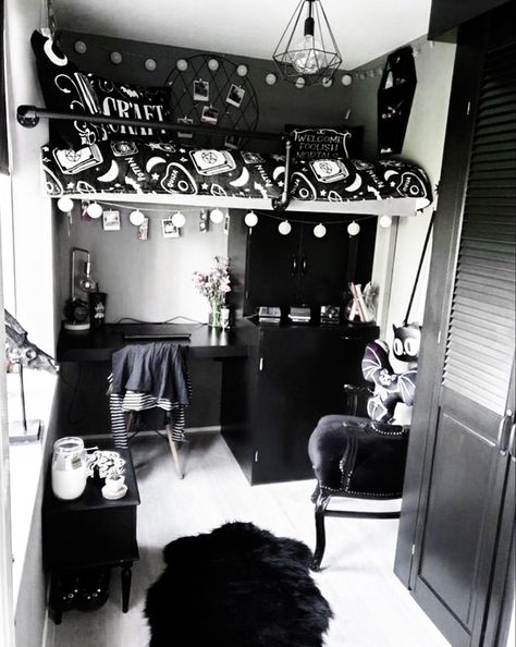 Gothic Style Bedroom, Alt Room, Black And White Room, Emo Room, Gothic Decor Bedroom, Gothic Room, Gothic Bedroom, Dark Home Decor, Goth Home Decor