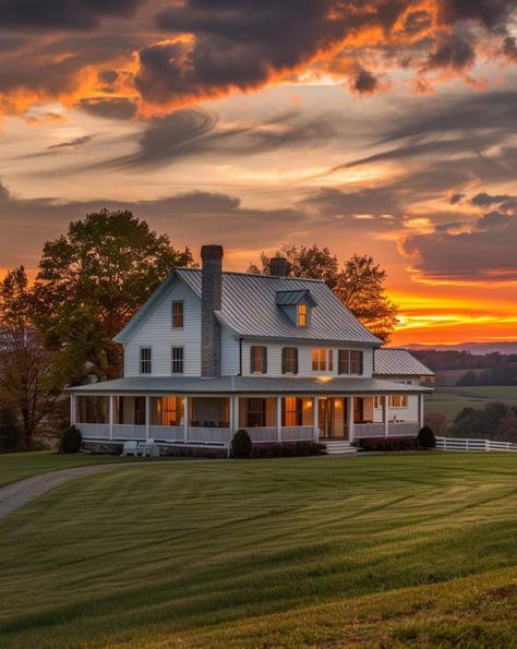 Simple Country House, Old Farmhouse Exterior, Country Home Ideas, Aesthetic Farm, Country Home Exterior, Farm Inspiration, Humble House, Dream Farmhouse, Southern House