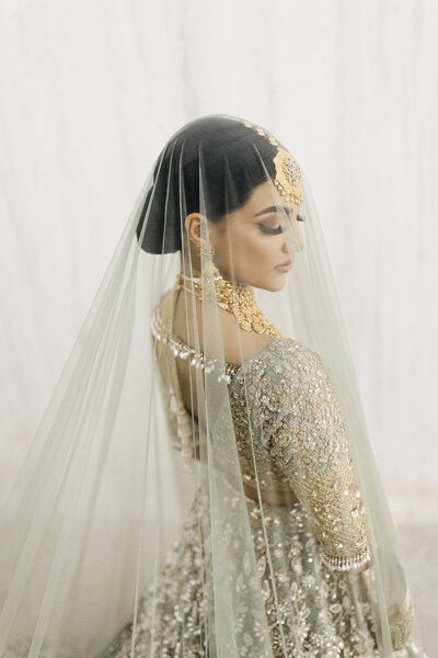 Desi Bridal Photoshoot, Indian Bridal Photo Poses, Indian Asethic, Bridal Photoshoot Poses Indian, Bride Solo Poses Indian Wedding, Shadi Pictures, Bridal Portraits Indian, Indian Bridal Portraits, Indian Bridal Photoshoot