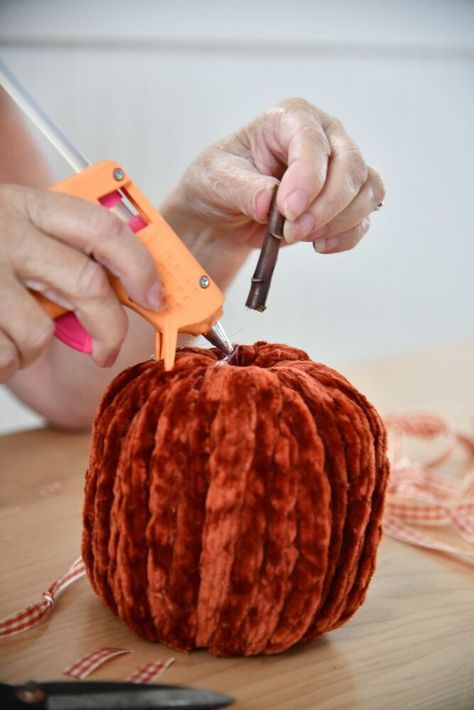 I can promise you that you are going to be obsessed with this DIY. be sure to follow us over on the blog for more fun DIY's. Today I am sharing how to make toilet paper pumpkins in just a few quick and easy steps. Just need a few supplies. Make sure you use smaller rolls, not jumbo rolls of toilet paper. I found this pack of 4 at the Dollar Store.It just makes it a bit harder to roll the yarn if it is a larger roll.First you want to add some hot glue to the inner side of the toi… Toilet Paper Pumpkins, Chunky Knit Yarn, Cardboard Rolls, Paper Pumpkins, Paper Yarn, Diy Toilet, Easy Fall Crafts, Diy Crafts For Adults, Yarn Bee