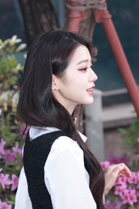 Wonyoung Side Profile, Hair Inspiration Long, 사진 촬영 포즈, Kpop Girl Bands, Hair Reference, Side Profile, روتين العناية بالبشرة, Lucky Girl, Ethereal Beauty