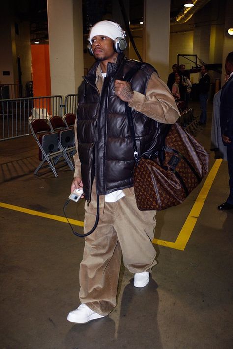 Ain’t no one done it like he did it. #90s #90sfashion #basketball #alleniverson #louisvuittonbag #baggy #velours #basketballlegends #mensfashion #hiphopstyle 90s Hip Hop Outfits, 2000s Hip Hop Fashion, Street Style Hip Hop, 90s Street Style, Looks Hip Hop, 90s 2000s Fashion, Vintage Street Fashion, Nba Outfit, 90s Fashion Men