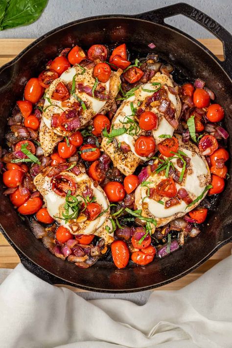 Baked Chicken Caprese Skillet - The Suburban Soapbox Baked Chicken Caprese, Chicken Caprese, Baked Chicken Recipes Easy, Chicken With Italian Seasoning, Basil Recipes, Baked Asparagus, One Pan Dinner, Buttered Noodles, Caprese Chicken