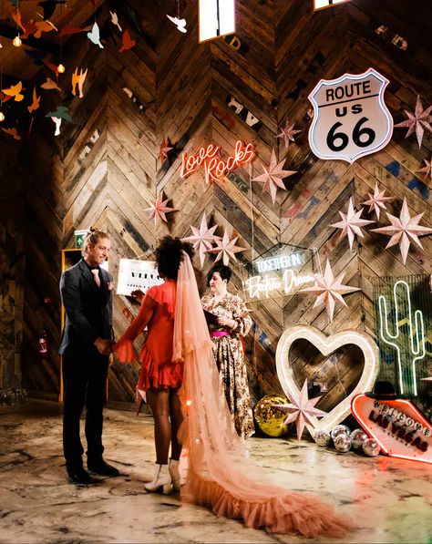 Neon Wedding Inspiration in a Barn - Rock My Wedding Shed Wedding, Pink Veil, Colored Wedding Dress, Mini Wedding Dresses, Rock My Wedding, Neon Wedding, Retro Wedding, Las Vegas Weddings, Vegas Wedding