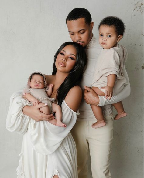 Family Photoshoot Black People, Family Of 3 Photo Ideas Studio, Black Family Photoshoot, Mommy Daughter Photoshoot, Maternity Picture Outfits, Fam Photos, Family Studio Photography, Maternity Photography Poses Couple, Family Photoshoot Poses