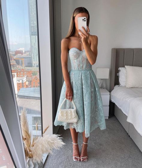 NADINE MERABI on Instagram: “It's mint to be 💚 // How gorgeous does @whatemwore look in our new OLIVIA Mint Green dress? Shop the new Summer '22 range exclusively at…” Batwing Sleeve Pattern, White Gown Dress, Two Piece Outfits Pants, Shirt Dress Pattern, Mint Green Dress, Ladies Style, Lace Party Dresses, Satin Blouses, Elegant Blouses