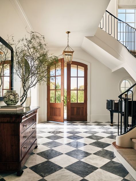 A Family Home Near Dallas Embraces The Spirit Of Togetherness Autumn Entryway, Checkered Tile, Entryway Designs, Traditional Entryway, Round Top Antiques, Foyer Flooring, Entry Way Design, Luxe Interiors, Tile Flooring