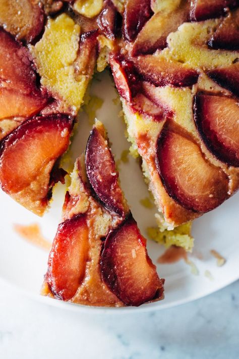 This moist, tender cake has a stunning presentation and is full of rich almond and butter flavor! It is the perfect cake for a wonderful afternoon snack wit... Plum Recipes Healthy, Plum Cake Recipe, Plum Dessert, Plum Recipes, Ketogenic Desserts, Low Carb Vegetarian Recipes, Food Tracker, Recetas Keto, Plum Cake