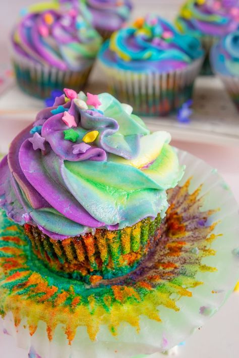 There's no doubt that classic cupcakes are great for any occasion. Whether you're serving them for a birthday party or an anniversary celebration, cupcakes are the ideal go-to dessert. But what if you could take a simple homemade cupcake recipe and kick it up a notch? Now you can with these incredibly colorful cupcakes. #homemade #rainbow #cupcakes Rainbow Cupcakes Recipe, Homemade Cupcake Recipes, Cupcakes Homemade, Rainbow Frosting, Homemade Cupcakes, Colorful Cupcakes, White Frosting, Rainbow Cupcakes, 12 Cupcakes