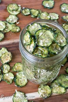 cucumber chips2 (1 of 1) Cucumber Chips, Healthy Chips, Dehydrated Vegetables, Veggie Chips, Cucumber Recipes, Sour Cream And Onion, Dehydrated Food, God Mat, Garden Recipes