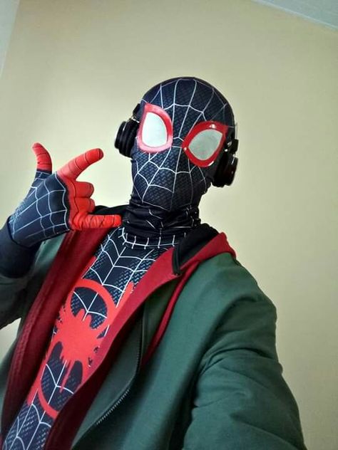 Miles Morales Cosplay, How To Make Spiders, Spiderman Stuff, Halloween Fits, Spiderman Cosplay, Miles Morales Spiderman, Spider Gwen, Fictional World, Miles Morales