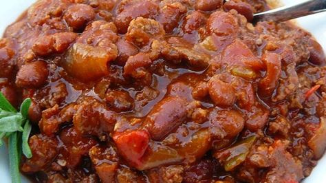 Ground beef, Italian sausage, beans, and a tomato base come together with lots of flavor and spice in this popular chili recipe. It's perfect for tailgating before football games or any time of year. Boilermaker Chili, Tailgate Chili Recipe, Boilermaker Tailgate Chili, Loaded Chili, Tailgate Chili, Sausage Beans, Chili Beans, Paprika Sauce, Hot Pepper Sauce