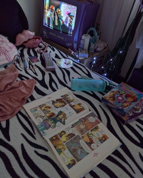 Bratz Aesthetic Bedroom, Bratz Apartment, Bratz Bedroom Aesthetic, Bratz Room Aesthetic, Bratz Bedroom, Bratz Room, 2000s Room, Bratz Y2k, Bratz Aesthetic