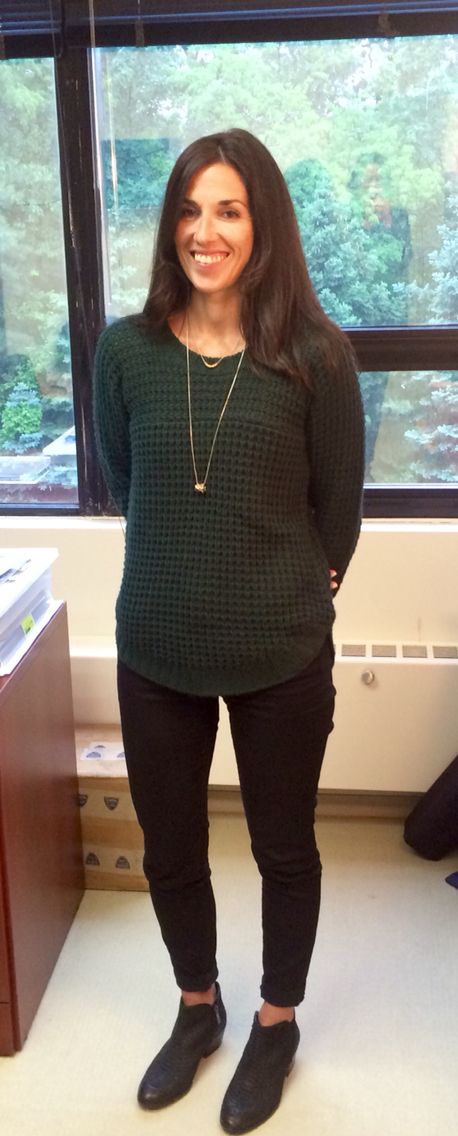 This stylish pretty lady is wearing a dark forest green sweater with skinny black jeans. Outfit brought to you by Meghan D. Green Crewneck Outfit, Wrap Sweater Outfit, Dark Green Crewneck, Forest Green Sweater, Crewneck Outfit, Green Crewneck, Green Wrap, Black Jeans Outfit, Stylish Work Outfits