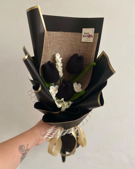 Black Flower Crochet, Crochet Bouquet For Men, Black Crochet Bouquet, Black Crochet Flower Bouquet, Black Crochet Flower, Crochet Projects Black, Black Crochet Projects, Black Crochet Ideas, Black Flower Bouquet