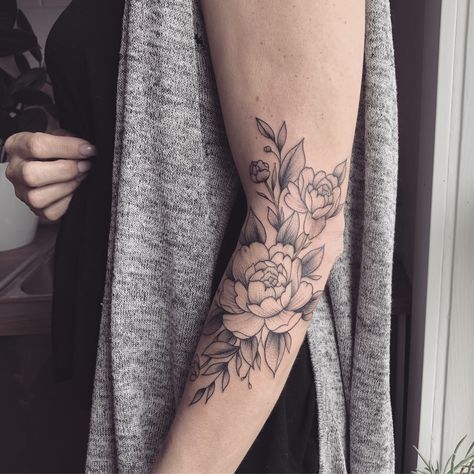 Exquisite Black and Grey Floral Tattoos by Vanessa Dong Grey Floral Tattoo, Black And Grey Floral Tattoo, Tato Irezumi, Beautiful Tattoos For Women, Floral Tattoos, Marquesan Tattoos, Mens Shoulder Tattoo, Elbow Tattoos, Floral Tattoo Sleeve