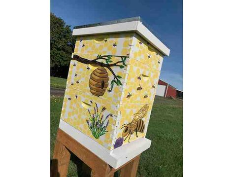 Beehive Designs, Painted Bee Hives, Bee Farming, Bee Hives Boxes, Beehive Design, Book House, Bee Painting, Bee Boxes, Bee Hives