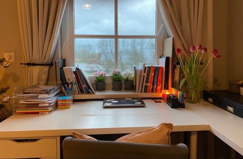 Desk In Front Of Window, Yale Dorm, Flat Aesthetic, Dorm Planning, Window Desk, Desk Idea, Desk Inspo, Office Space Design, Pretty Room