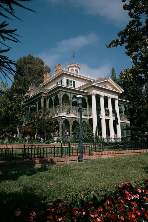 Haunted Mansion Exterior, Haunted Mansion Aesthetic, Haunted Mansion Photos, Old Haunted Mansion Aesthetic, Haunted Mansion Disney, Haunted Mansion Exterior Disneyland, Disney Calendar, Haunted Mansion Holiday Disneyland, Mansion Aesthetic