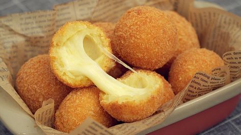 Mozzarella Cheese Balls Recipe, Potato Cheese Balls Recipe, Potato Cheese Bites, Potato Balls Recipe, Potato Cheese Balls, Cheesy Snack, Cheesy Appetizer, Cake Pop Maker, Potato Cheese