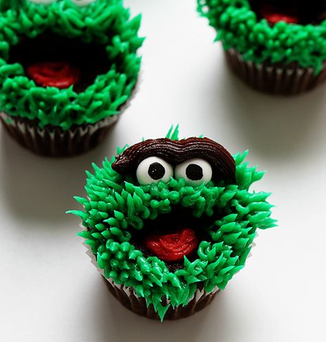 oscar the grouch cupcakes ~ http://iambaker.net Cuppy Cake, Sesame Street Cupcakes, Cupcakes Design, Cookie Monster Cupcakes, Sesame Street Cake, Elmo Birthday Party, I Am Baker, Kid Cupcakes, Cupcake Wars