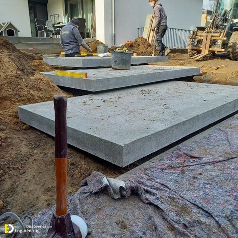 Diy Floating Concrete Steps, Concrete Steps Diy, Floating Cement Steps, Floating Patio Ideas, Floating Front Steps, Floating Steps Outdoor, Cement Stairs Outside, Diy Concrete Steps, Floating Concrete Steps