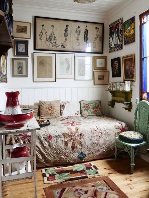 Maximalist Decor Bedroom, Modern Bedroom Chairs, Vintage Modern Bedroom, Hipster Interior, Modern Maximalist Decor, Hipster Decor, Maximalist Eclectic, Modern Maximalist, College Dorms