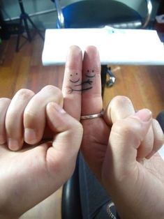 The cutest finger tattoos to get with your BFF | Revelist Small Best Friend Tattoos, Cute Finger Tattoos, Forever Tattoo, Matching Best Friend Tattoos, Bestie Tattoo, Bff Tattoos, Tattoos Geometric, Friendship Tattoos, Matching Tattoo