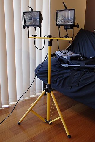 2. This pair of lights with a 6ft tripod cost about US$25 at the local hardware shop Diy Studio Lighting, Lighting Diy, Home Studio Photography, Diy Props, Diy Lampe, Studio Diy, Foto Tips, Lighting Setups, Diy Backdrop