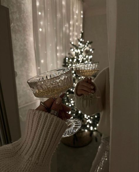 Aesthetic Christmas Photos, Christmas Time Aesthetic, Cozy Aesthetic Wallpaper, Xmas Aesthetic, Christmas Dreaming, Wallpaper Christmas, Happy New Year 2024, Cosy Christmas, Christmas Feeling