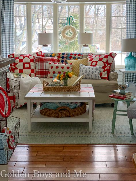 Bright Country Living Room, Grandmacore Living Room, Colorful Cottage Living Room, Cottagecore Office, Salons Cottage, Grandmacore Aesthetic, Colorful Cottage, Cottage Vintage, Country Cottage Decor