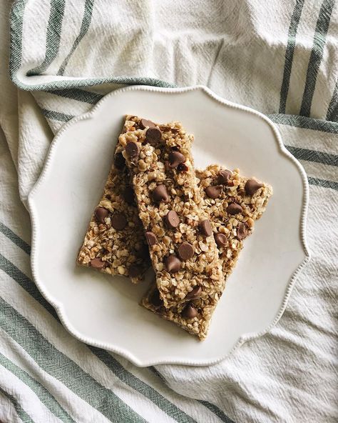 Home Made Granola Bars, Granola Photography, Basic Granola, Granola Bars Healthy, Granola Brands, Home Made Granola, Dream Routine, Make Granola, Chocolate Granola Bars