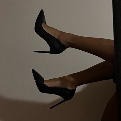 007 Aesthetic, Pointed Heels Outfit, Black Heels Prom, Aesthetic Heels, Black Pointed Heels, High Heels For Women, Party Wedding Dress, Formal Heels, Heels Aesthetic